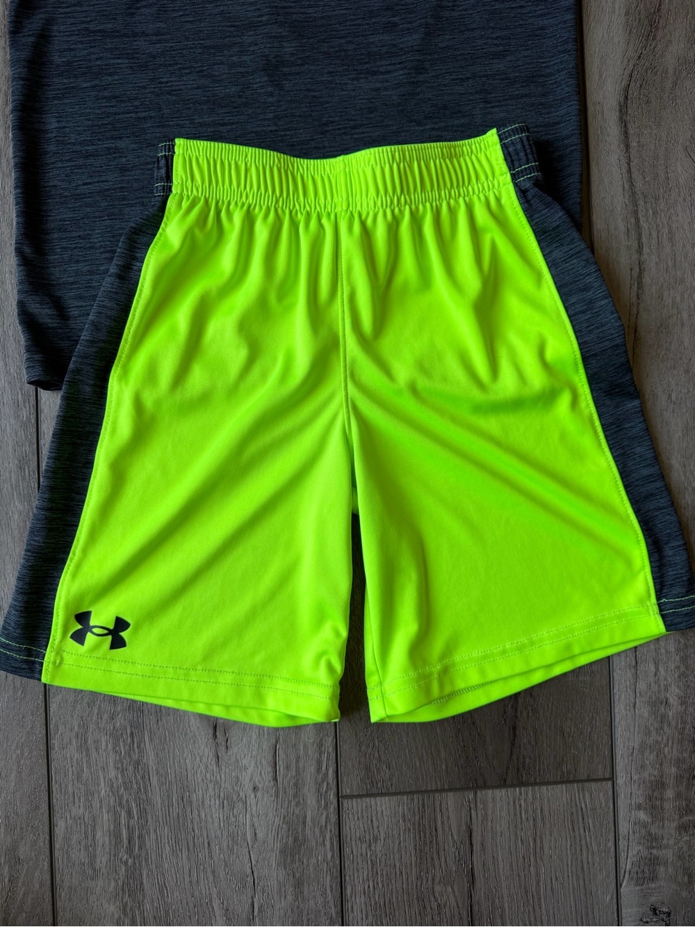 Under Armour Charcoal Heather Tee with Neon Green Shorts (7) - Picture 4 of 6
